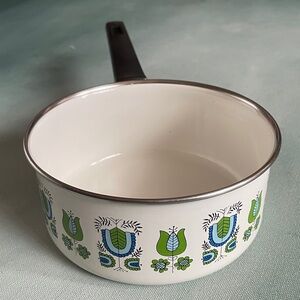 Vintage 70s Enamel Pot with Handle 24 oz